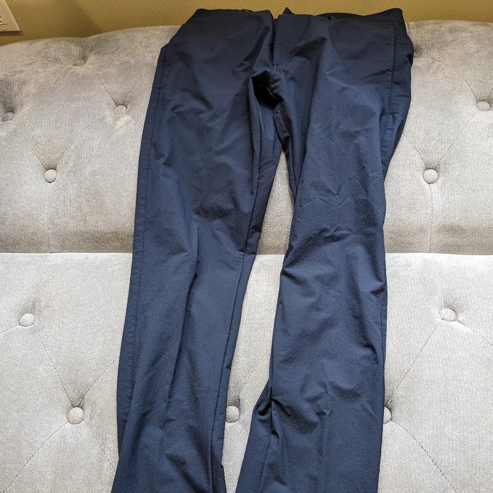 Western Rise Evolution Chino. Size: 33 Waist. Color: Navy.